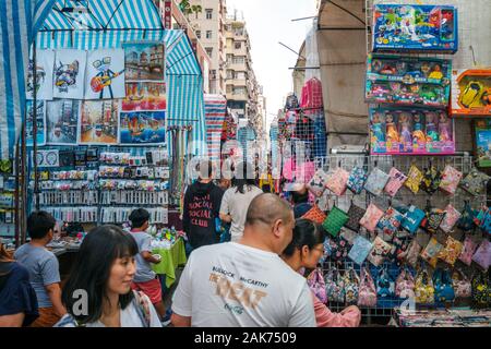 HongKong, China - November, 2019: die Menschen auf der Straße Ladie's Market (Markt) in Hongkong, Tung Choi Street, wo Händler, Mode, Kleidung, Stockfoto