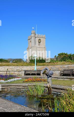 Brunnen in der Marine Cove Gärten mit St Andrews Kirche auf der Rückseite, Burnham-on-Sea, England, Großbritannien Stockfoto