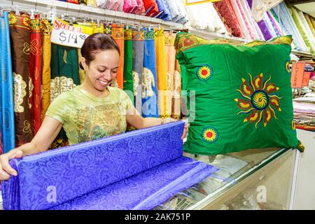 Miami Florida, Vitrine Verkauf, Textil, Material, Tuch, Stoff, Shopping Shopper Shopper Shop Geschäfte Markt Märkte Markt Kauf Verkauf, Einzelhandel st Stockfoto