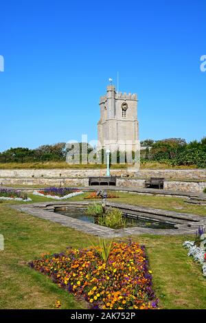 Brunnen in der Marine Cove Gärten mit St Andrews Kirche auf der Rückseite, Burnham-on-Sea, England, UK. Stockfoto