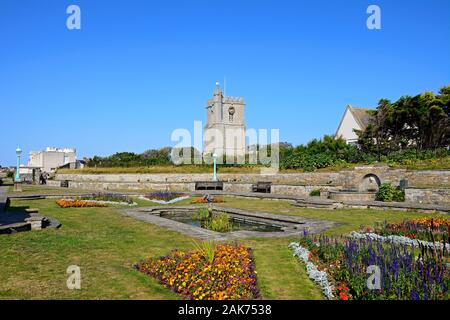 Brunnen in der Marine Cove Gärten mit St Andrews Kirche auf der Rückseite, Burnham-on-Sea, England, UK. Stockfoto