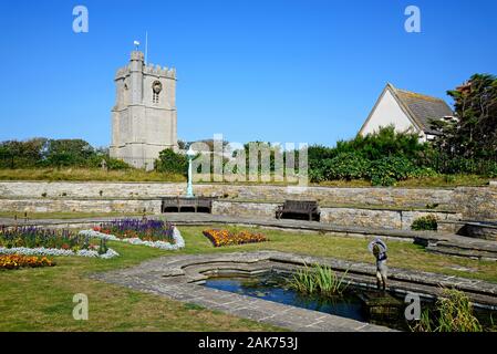 Brunnen in der Marine Cove Gärten mit St Andrews Kirche auf der Rückseite, Burnham-on-Sea, England, Großbritannien Stockfoto