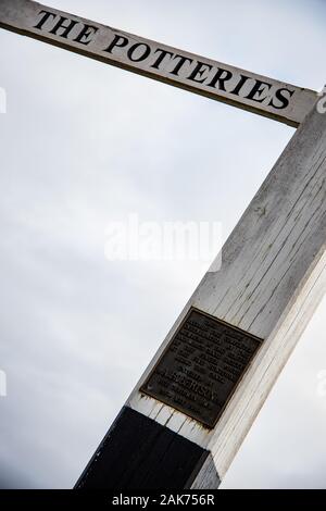 Die Töpferwerkstätten Holz- Hand Kanal anmelden - Great Haywood Brücke Stafford Nr. 109 Stockfoto