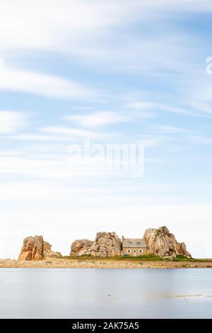 Plougrescant La Maison Du Gouffre auch Castel Meur in der Bretagne, Frankreich bekannt Stockfoto