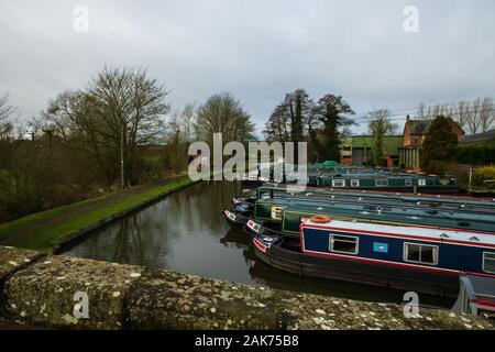 Great Haywood Marina und Great Haywood Brücke Nr. 109 - Stafford - England Stockfoto