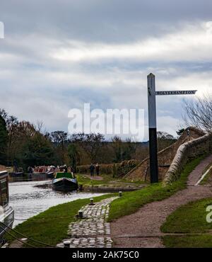 Wolverhampton Holz- Hand Kanal unterzeichnen und schmalen Boote - Great Haywood Brücke Nr. 109 - Stafford Stockfoto