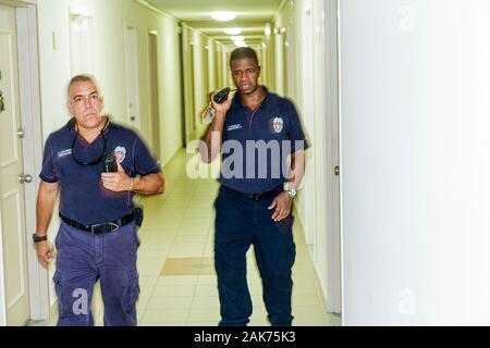 Miami Beach Florida, Präsidentschafts-Wohnanlagen, schwarze Schwarze Afrikaner, lateinamerikanische lateinamerikanische, lateinamerikanische, ethnische Einwanderer, Minderheit, Feuerwehrmänner, Feuerwehrmänner Stockfoto