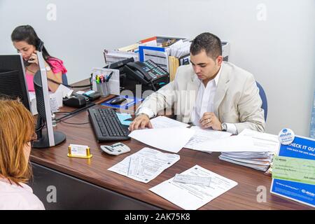 Miami Beach, Florida, Versicherungsbüro der Allstate, lateinamerikanische lateinamerikanische Minderheit von Einwanderern, Erwachsene Erwachsene, Männer, Agent, Schreibtisch, w Stockfoto