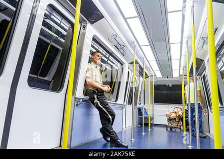 Miami Florida, Brickell Road District, Metromover, kostenloser Bahnverkehr in der Innenstadt, Wachdienst, Nacht, FL100620143 Stockfoto