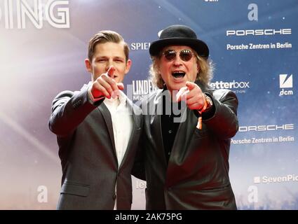 Hamburg, Deutschland. 07 Jan, 2020. Max von der Groeben (l), Schauspieler, und Steffi Stephan, Musiker, kommt zur Premiere des Films "Lindenberg! Ihr Ding machen!". Der Film wird in den Kinos am 16. Januar 2020 freigegeben werden. Credit: Christian Charisius/dpa/Alamy leben Nachrichten Stockfoto