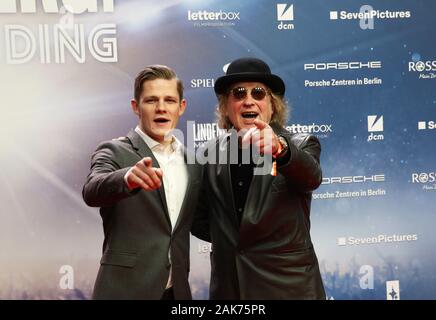 Hamburg, Deutschland. 07 Jan, 2020. Max von der Groeben (l), Schauspieler, und Steffi Stephan, Musiker, kommt zur Premiere des Films "Lindenberg! Ihr Ding machen!". Der Film wird in den Kinos am 16. Januar 2020 freigegeben werden. Credit: Christian Charisius/dpa/Alamy leben Nachrichten Stockfoto