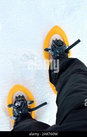 Schneeschuhe für Wandern im Schnee in den Bergen im Winter Sport. Stockfoto