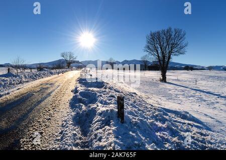 Herrliche Landschaft der schneebedeckten Landschaft im Winter nach dem Schneefall, in den Bergen. Stockfoto