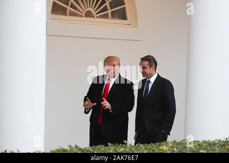 Washington DC, USA. 7. Jan 2020. Präsident Donald Trump und First Lady Melania Trump begrüßt der griechische Premierminister Kyriakos Mitsotakis und seine Frau Mareva Grabowski-Mitsotakis zum Weißen Haus in Washington, DC am 7. Januar 2020. (Foto von Oliver Contreras/SIPA USA) Credit: Sipa USA/Alamy leben Nachrichten Stockfoto