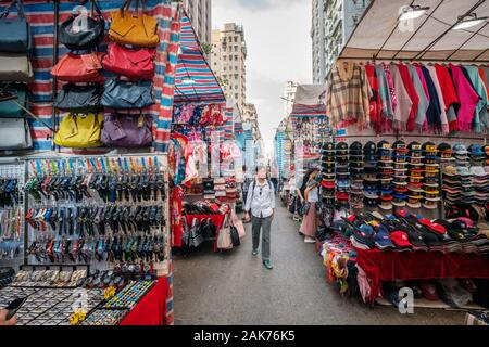 HongKong, China - November, 2019: Mode, Kleidung und Merchandise auf Street Market (Markt) Ladie's in Hongkong, Tung Choi Street Stockfoto