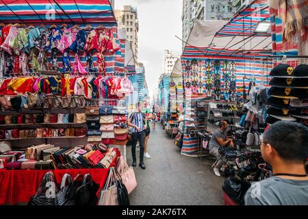 HongKong, China - November, 2019: Mode, Kleidung und Merchandise auf Street Market (Markt) Ladie's in Hongkong, Tung Choi Street Stockfoto