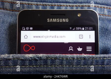 Virgin Media Website angezeigt auf dem Smartphone in Jeans Tasche versteckt Stockfoto