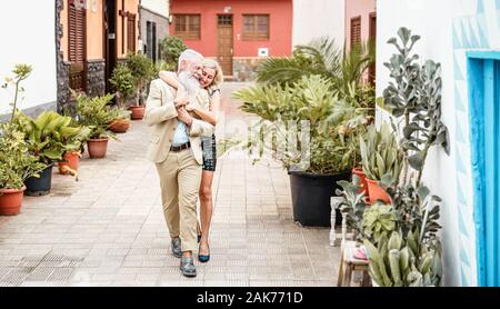 Gerne älteres Paar, Outdoor - pensionierte Menschen Spaß zu Fuß in die Stadt - Liebe, Beziehung und Ältere lifestyle Konzept Stockfoto