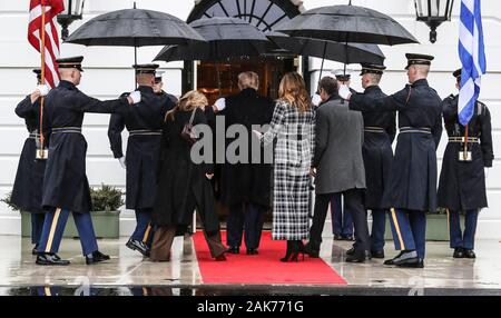 Washington DC, USA. 7. Jan 2020. Präsident Donald Trump und First Lady Melania Trump begrüßt der griechische Premierminister Kyriakos Mitsotakis und seine Frau Mareva Grabowski-Mitsotakis zum Weißen Haus in Washington, DC am 7. Januar 2020. (Foto von Oliver Contreras/SIPA USA) Credit: Sipa USA/Alamy leben Nachrichten Stockfoto