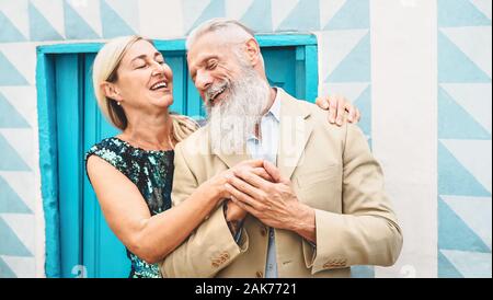 Happy Mode senior Paar umarmen und gemeinsame Zeit zusammen im Freien - Ältere elegante Rentner Menschen feiern Datum Jahrestag Stockfoto