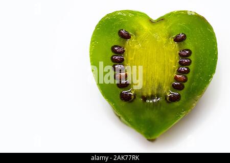 Die Hälfte der Kiwi in Form von Herzen isoliert auf einem weißen. Valentinstag Konzept Stockfoto