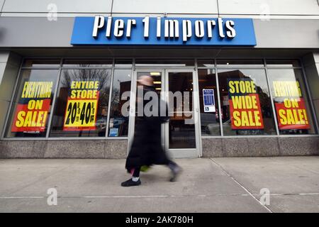 Außenansicht der Pier 1 Einfuhren Store in der New Yorker Stadtteil Queens, NY, und ist bei der Planung zu 450 seiner 942 Stores in der Nähe berichtet, schneiden sie 40 % der Bediensteten der Zentrale und möglicherweise zu Kapitel 1, 7. Januar 2020 zu verschieben. (Anthony Behar/Sipa USA) Stockfoto