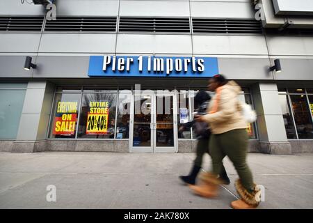 Außenansicht der Pier 1 Einfuhren Store in der New Yorker Stadtteil Queens, NY, und ist bei der Planung zu 450 seiner 942 Stores in der Nähe berichtet, schneiden sie 40 % der Bediensteten der Zentrale und möglicherweise zu Kapitel 1, 7. Januar 2020 zu verschieben. (Anthony Behar/Sipa USA) Stockfoto