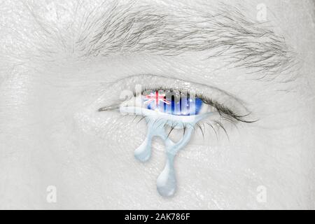 Weinenden Auge mit australischen Flagge iris auf Schwarz und Weiß. Konzept der Traurigkeit und Empathie für Buschfeuer und Naturkatastrophen in Australien Stockfoto