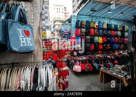 HongKong, China - November, 2019: Taschen, Rucksäcke und Kleidung auf der Straße Ladie's Market (Markt) in Hongkong, Tung Choi Street Stockfoto