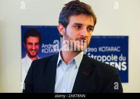 Andrea Kotarac, Rassemblement National Kandidat Lyon Metropole Ratspräsidentschaft innehat, Pressekonferenz, Lyon, Frankreich Stockfoto