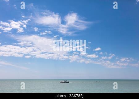 Boot auf dem Wasser und blauer Himmel mit Wolken, Florida Stockfoto