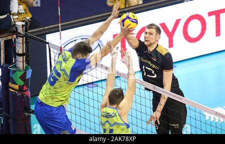 Berlin, Deutschland. 07 Jan, 2020. Volleyball, Männer: olympischen Qualifikation, Deutschland - Slowenien, Vorrunde, Gruppe A, 3 Tag Spiel, Max-Schmeling-Halle. Deutschlands Simon Hirsch (r) spielt den Ball gegen Slowenien Block von Jan Kozamernik (M) und Klemen Cebulj. Credit: Andreas Gora/dpa/Alamy leben Nachrichten Stockfoto