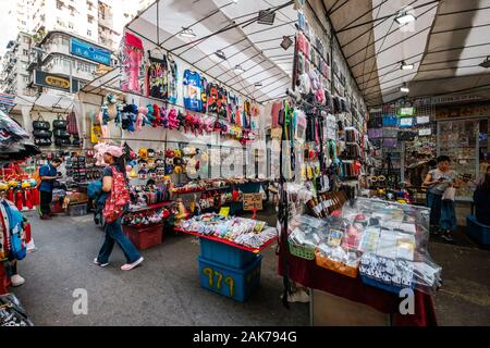 HongKong, China - November, 2019: Mode, Kleidung und Merchandise auf Street Market (Markt) Ladie's in Hongkong, Tung Choi Street Stockfoto