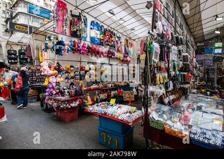 HongKong, China - November, 2019: Mode, Kleidung und Merchandise auf Street Market (Markt) Ladie's in Hongkong, Tung Choi Street Stockfoto
