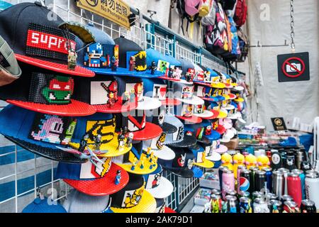 HongKong, China - November, 2019: Mode, Kleidung und Merchandise auf Street Market (Markt) Ladie's in Hongkong, Tung Choi Street Stockfoto