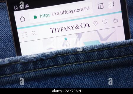 Tiffany & Co Website angezeigt auf dem Smartphone in Jeans Tasche versteckt Stockfoto