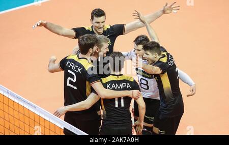 Berlin, Deutschland. 07 Jan, 2020. Volleyball, Männer: olympischen Qualifikation, Deutschland - Slowenien, Vorrunde, Gruppe A, 3 Tag Spiel, Max-Schmeling-Halle. Deutschlands Tobias Krick (L-R), Simon Hirsch, Christian Fromm, Lukas Kampa, Markus Steuerwald und Ruben Schott jubeln nach dem Sieg punkten. Credit: Andreas Gora/dpa/Alamy leben Nachrichten Stockfoto