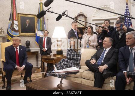 Washington, United States. 07 Jan, 2020. Präsident Donald Trump, erste Dame Melania Trump und Staatssekretär Mike Pompeo im Oval Office im Weißen Haus in Washington, DC am Dienstag, 7. Januar 2020. Foto von Tasos Katopodis/UPI Quelle: UPI/Alamy leben Nachrichten Stockfoto