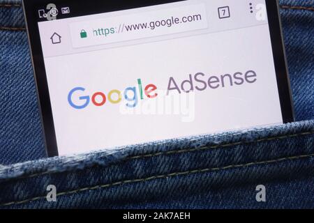 Google AdSense Web site angezeigt auf dem Smartphone in Jeans Tasche versteckt Stockfoto