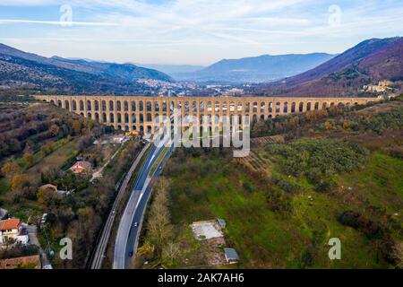 Aquädukt von Vanvitelli oder Acquedotto Carolino, Valle di Maddaloni CE, Italien Stockfoto