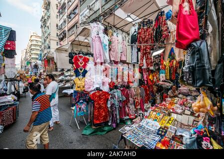 HongKong, China - November, 2019: Mode, Kleidung und Merchandise auf Street Market (Markt) Ladie's in Hongkong, Tung Choi Street Stockfoto