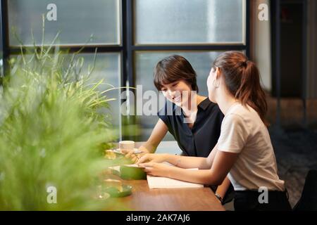 Junge Freundinnen in einem Cafe Stockfoto