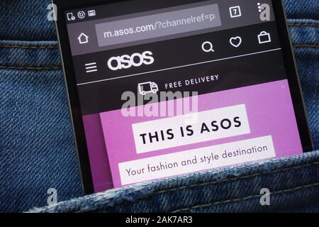 ASOS website auf dem Smartphone in Jeans Tasche versteckt angezeigt Stockfoto