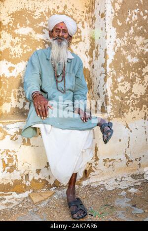 Portrait eines älteren indischen Mann in einem Dorf in der Nähe von Jaisalmer, Rajasthan, Indien Stockfoto