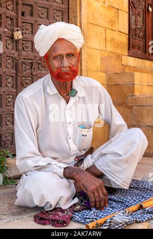 Porträt eines Mannes mit Henna-farbenem Bart, Jodhpur, Rajasthan, Indien Stockfoto