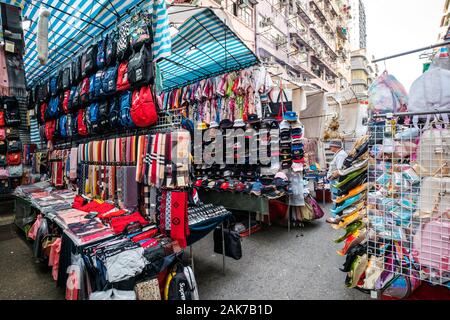 HongKong, China - November, 2019: Mode, Kleidung und Merchandise auf Street Market (Markt) Ladie's in Hongkong, Tung Choi Street Stockfoto