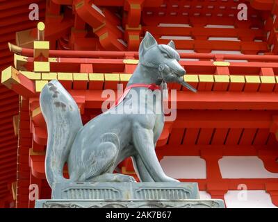 KYOTO, JAPAN - April, 16, 2018: Seitenansicht eines fox Statue vor einem Tempel in fushimi Inari Schrein Stockfoto