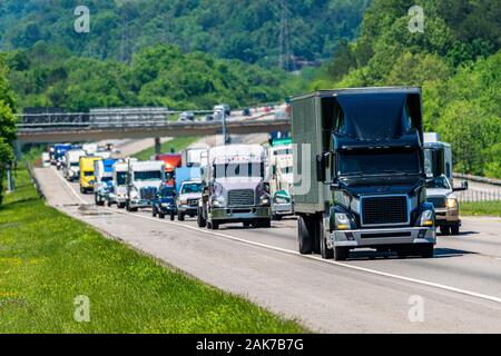Horizontale geschossen von einem schwarzen Semi Truck in schweren zwischenstaatlichen Verkehr. Stockfoto