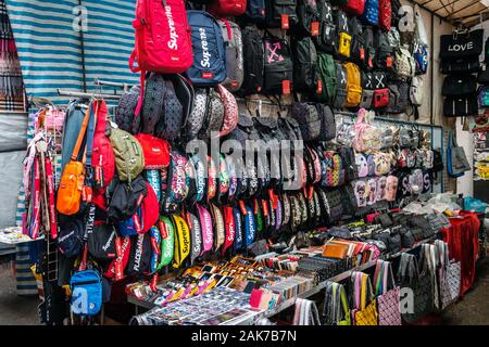 HongKong, China - November, 2019: Mode, Taschen, Kleidung und Merchandise auf Street Market (Markt) Ladie's in Hongkong, Tung Choi Street Stockfoto