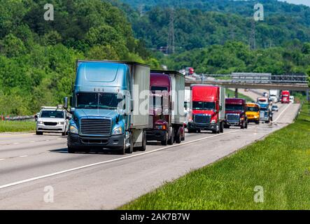 Horizontale geschossen von einem blauen semi Klettern einen Hügel auf einer Autobahn bei hohem Verkehrsaufkommen. Stockfoto